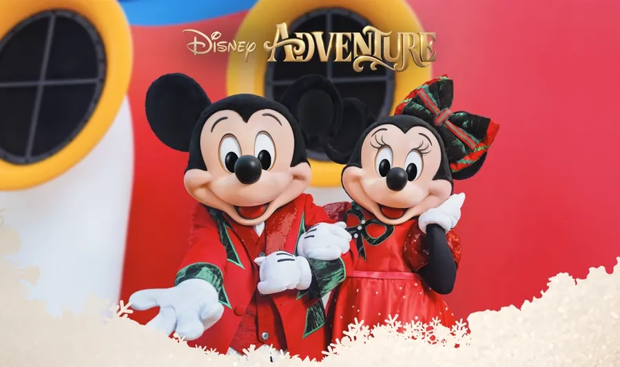 มิกกี้และมินนี่ในชุดคริสต์มาสบนเรือ Disney Adventure